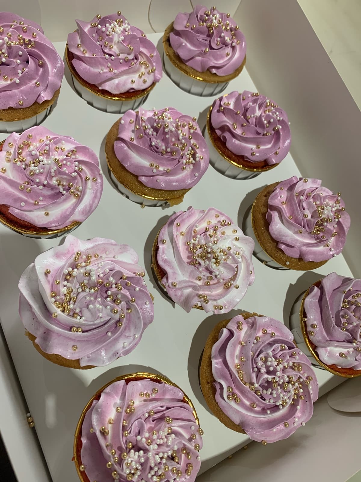 12 CUPCAKES