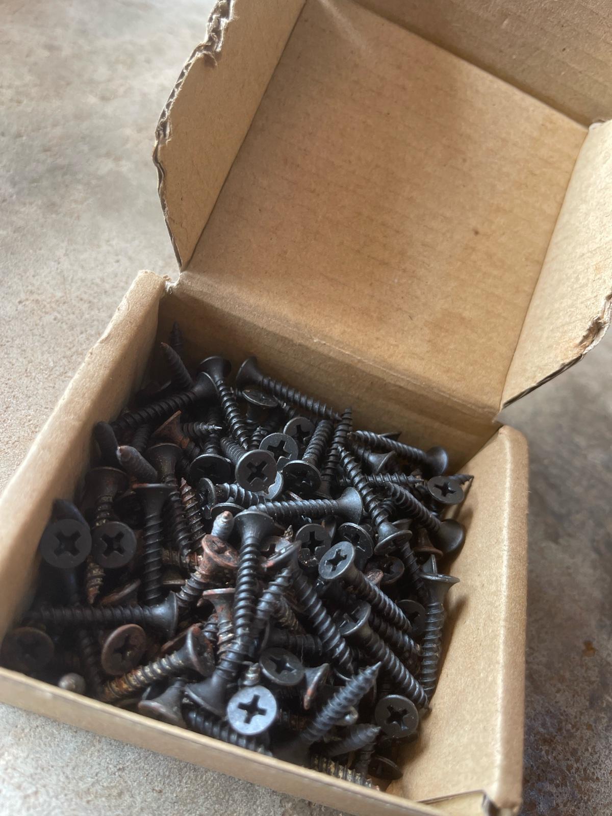 BLACK SPEAKER SCREWS (3.5x25mm)