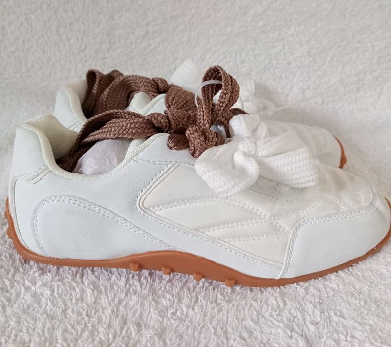 Sneaker Ladies - Size 37. ( 2 laces, brown and white. You decide which one to use )