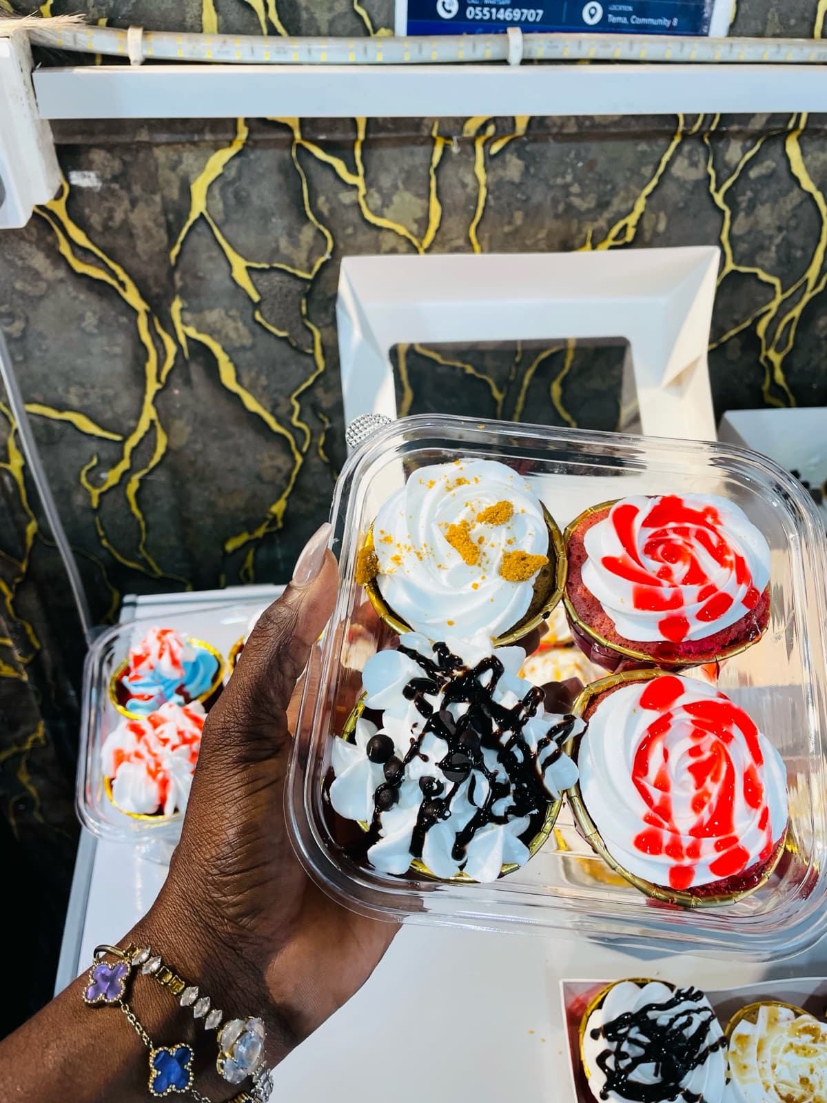 4 pieces cupcakes