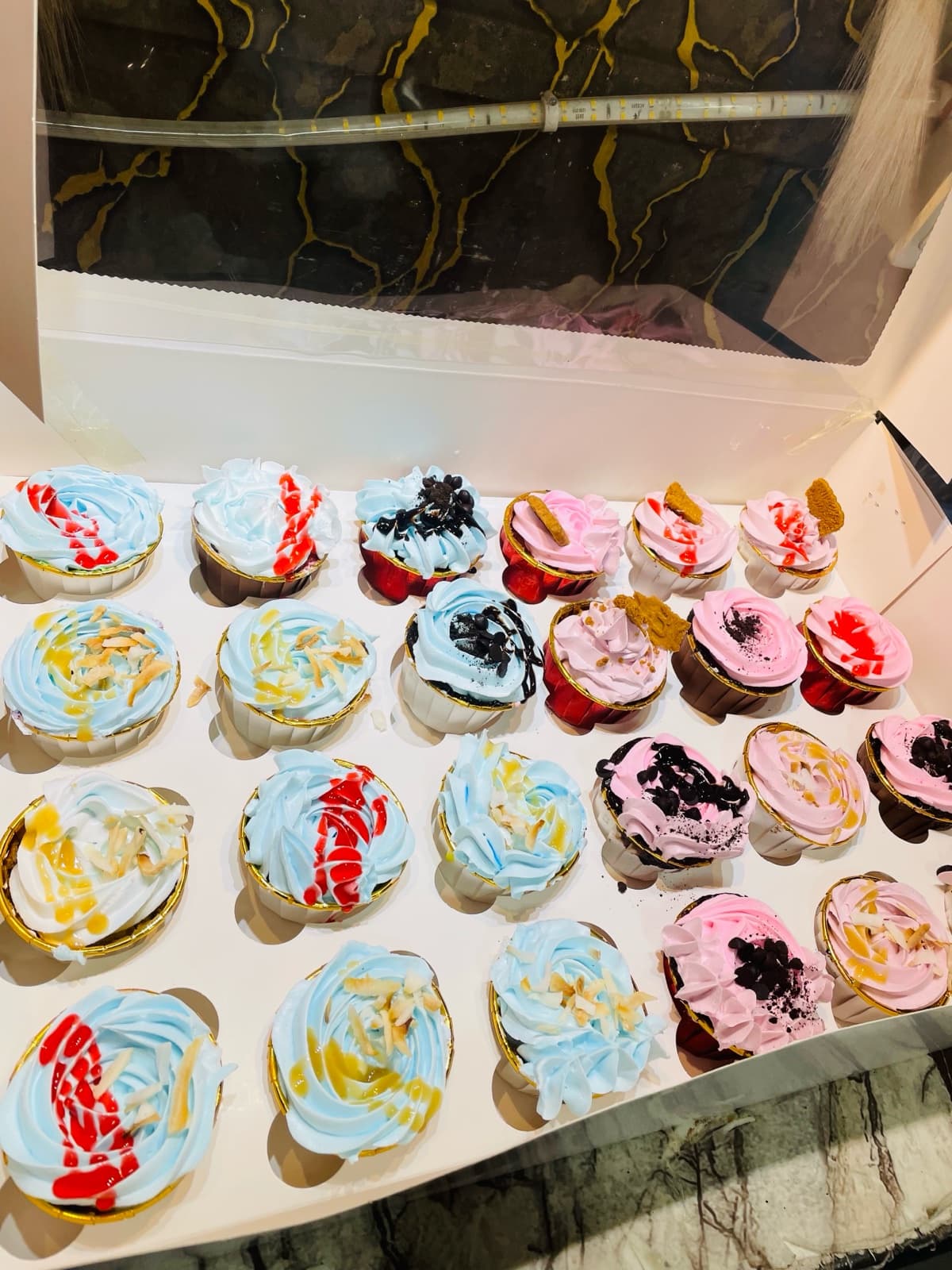 24 pieces cupcakes